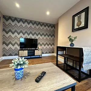Funky 1 Bedroom Next To The Sea Apartment